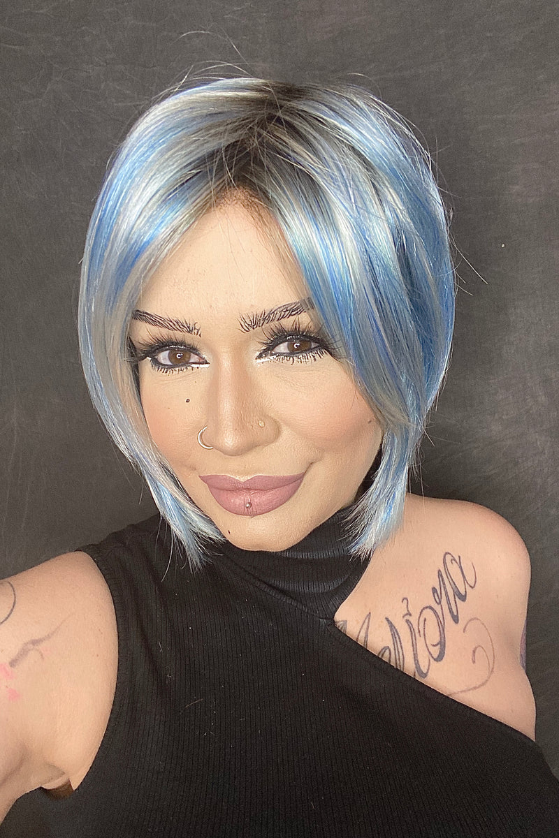 FS60/BLs6 • GLACIER | Soft white blended with a pale blue and shaded with a medium brown root