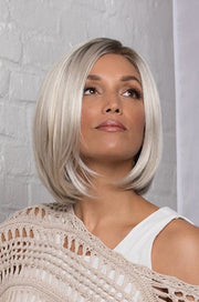 R25LF123 ••• Dark Golden Blonde Lightening to Platinum Mix in Front